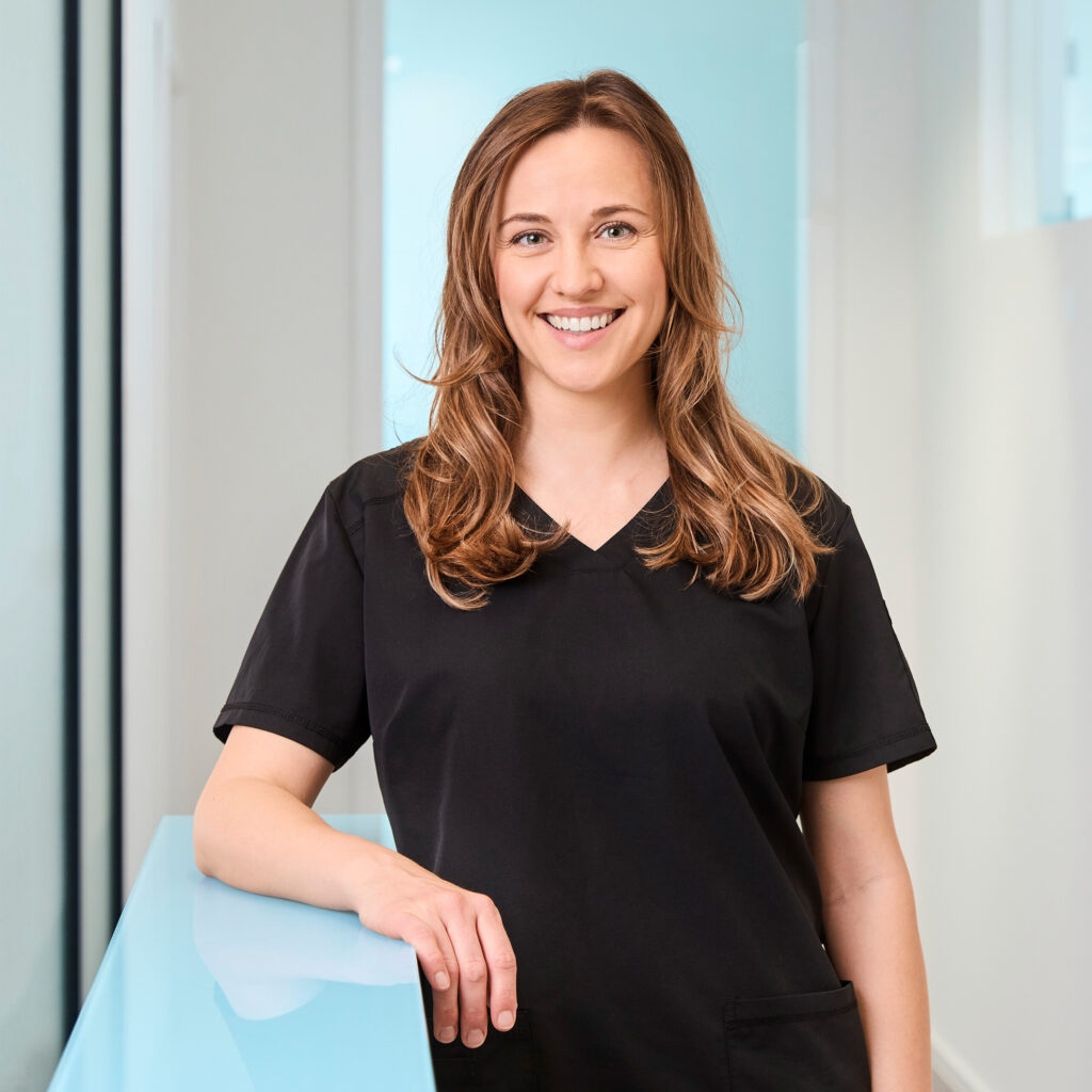 Amelie Hecht, Fachzahnärztin für Oralchirurgie, in der Praxisklinik am Rhein