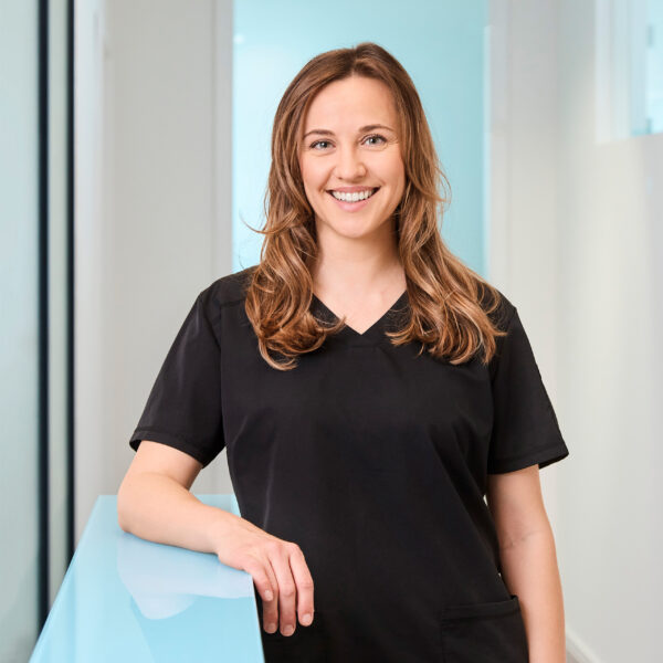Amelie Hecht, Fachzahnärztin für Oralchirurgie, in der Praxisklinik am Rhein