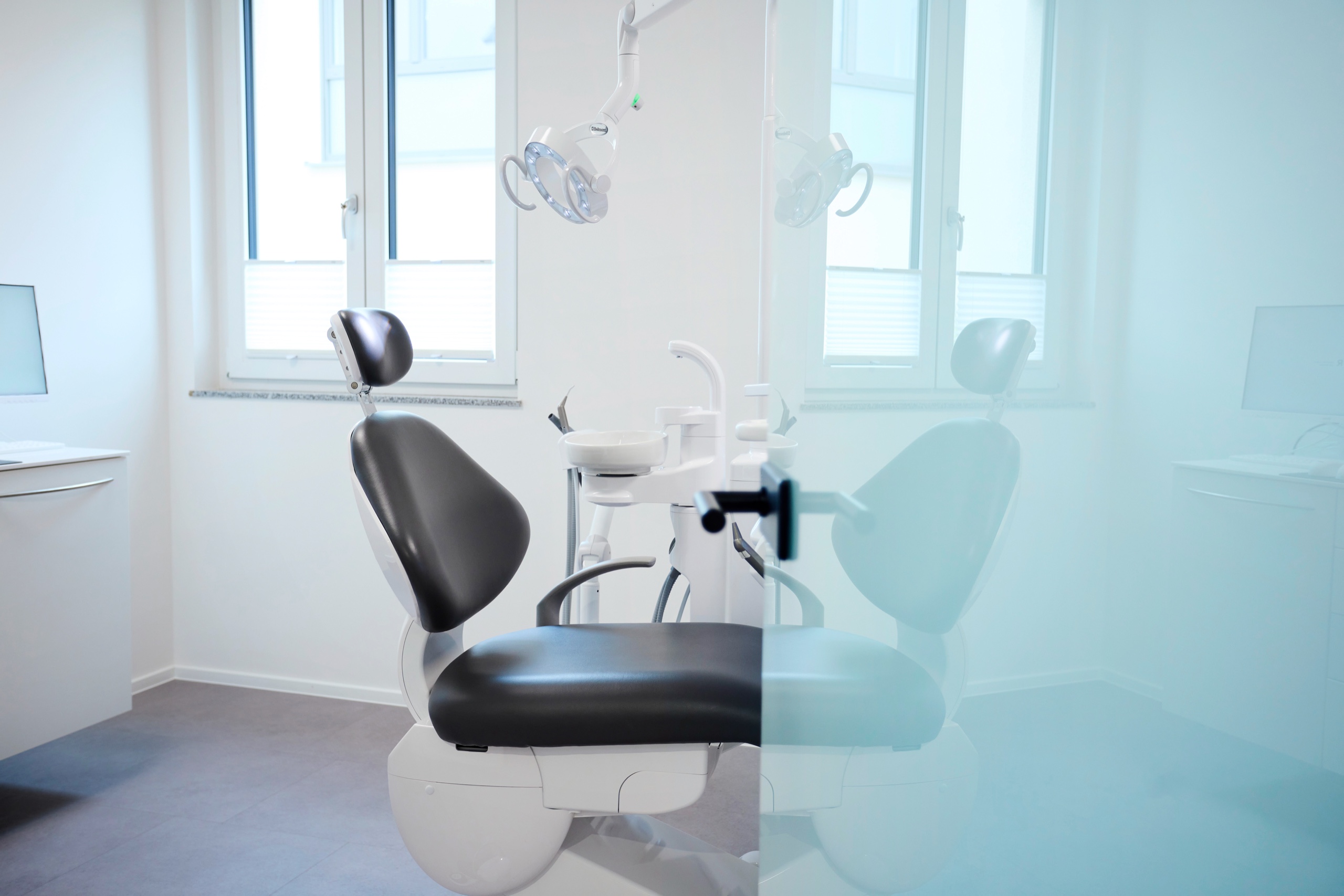 Behandlungsraum mit Behandlungsstuhl in der Praxisklinik am Rhein