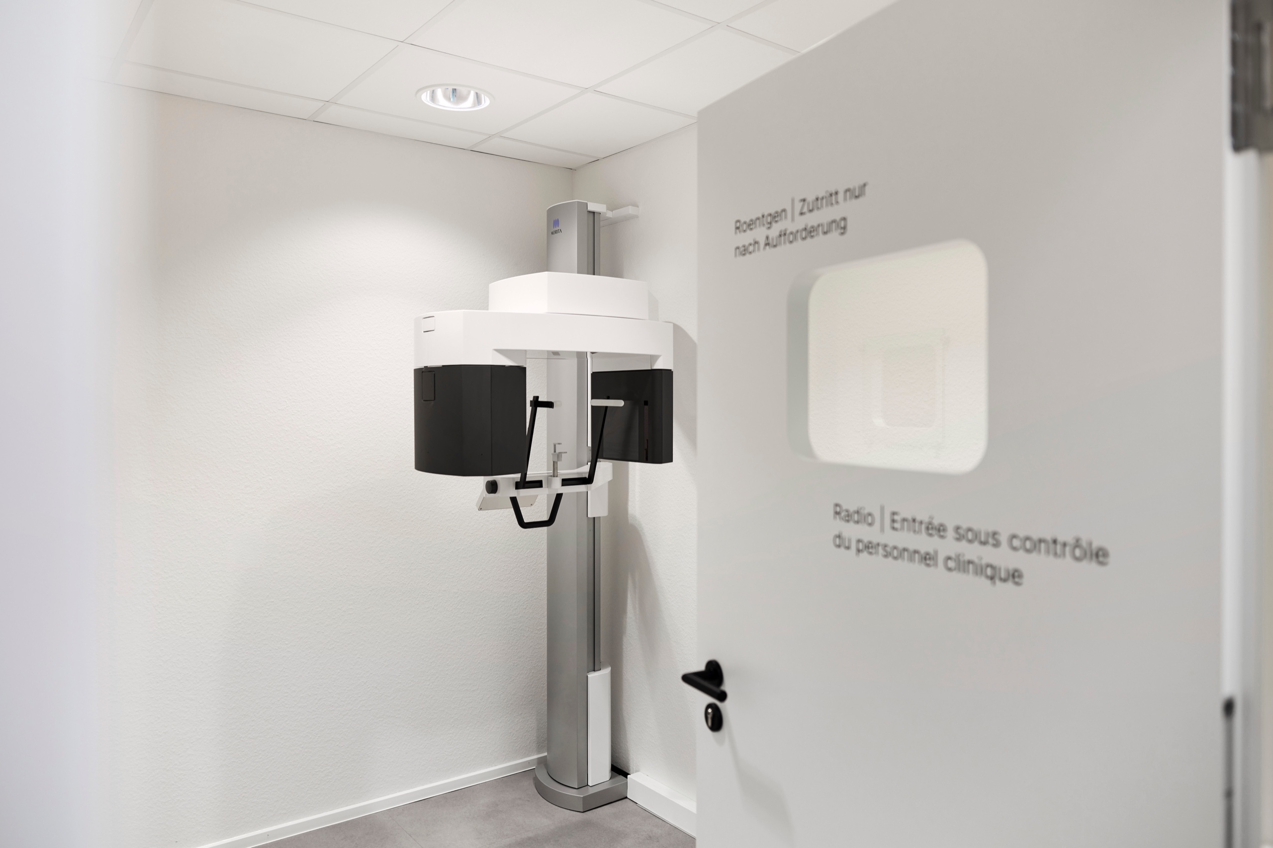 Digitales Röntgengerät im Bildgebungsraum der Praxisklinik am Rhein