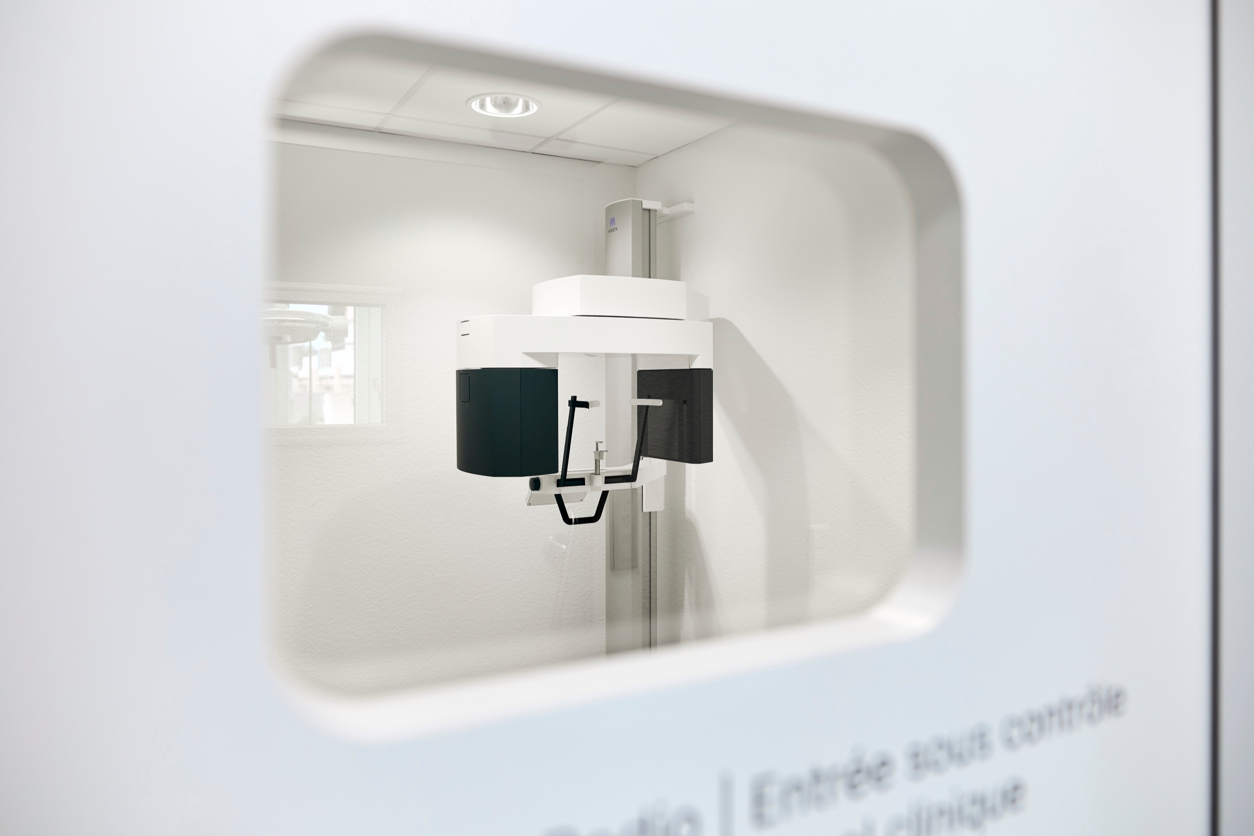 Blick durch ein Sichtfenster auf das digitale Röntgengerät