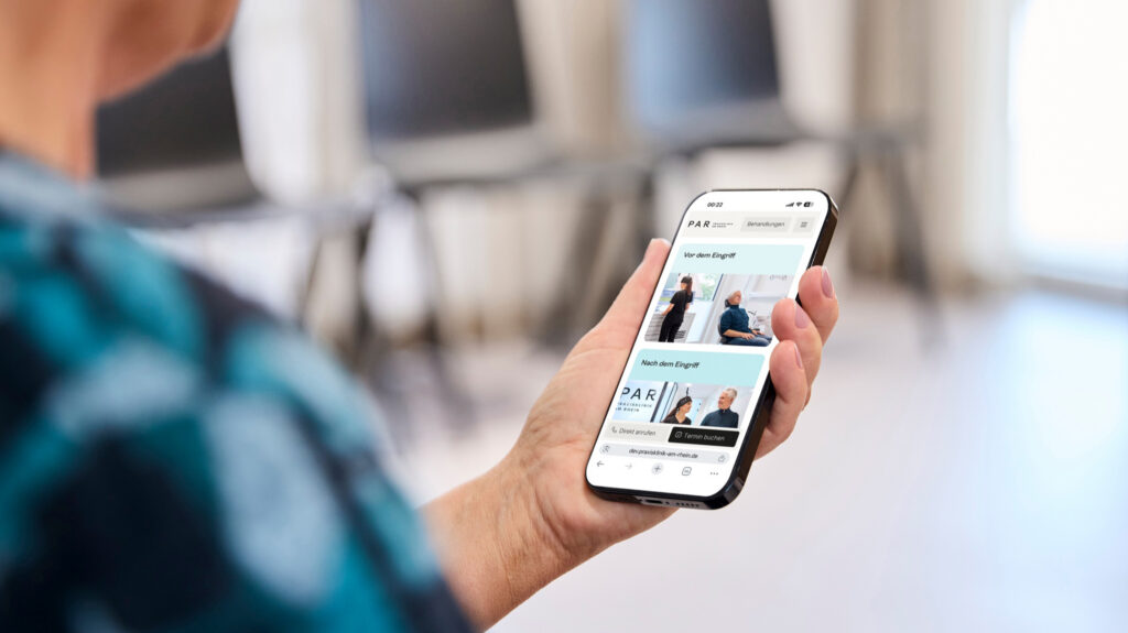 Person betrachtet häufig gestellte Fragen von Patienten von der PAR-Website auf Smartphone