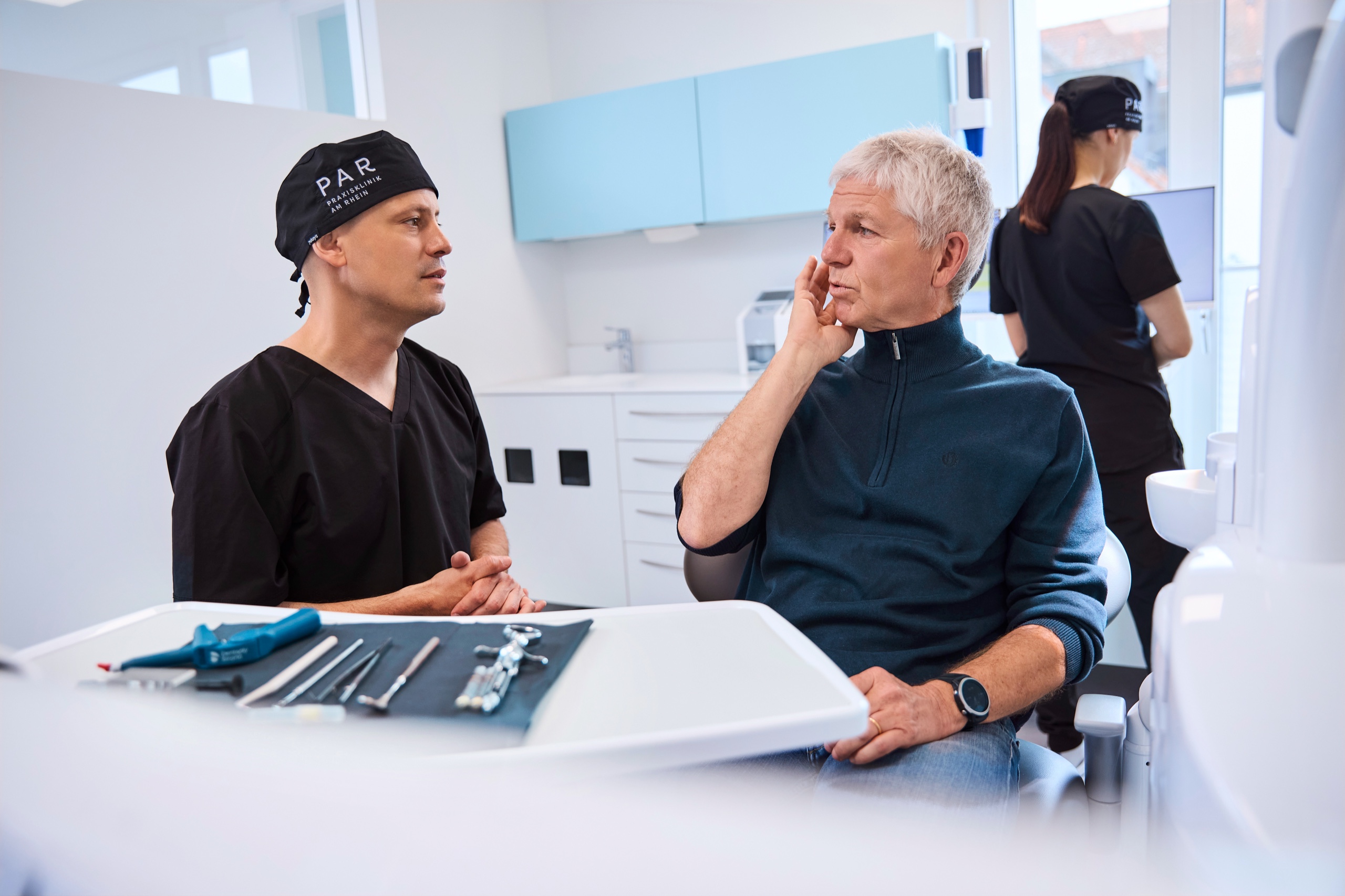 Dr. Romain Doliveux im Beratungsgespräch am Behandlungsplatz
