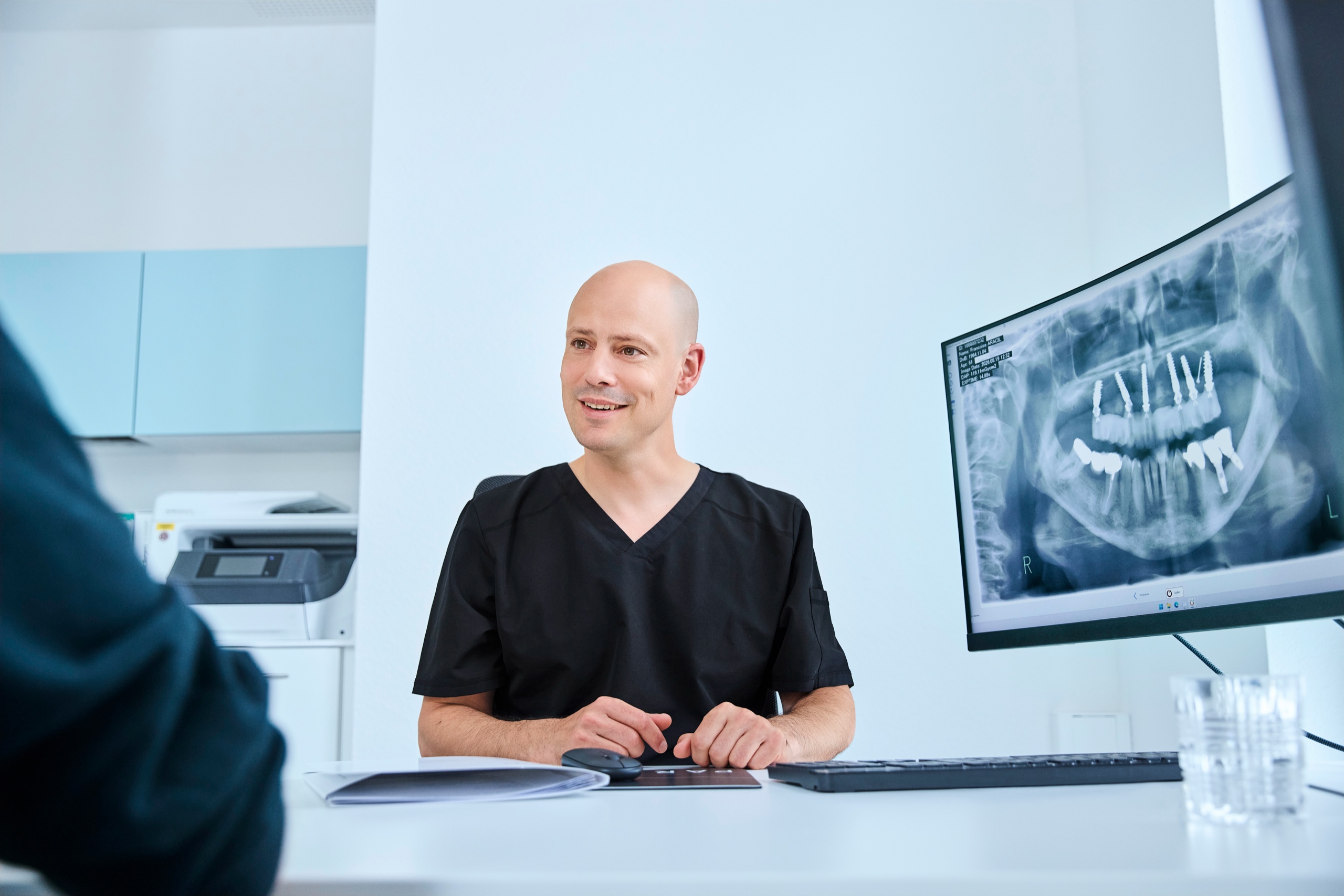Dr. Romain Doliveux im Beratungsgespräch