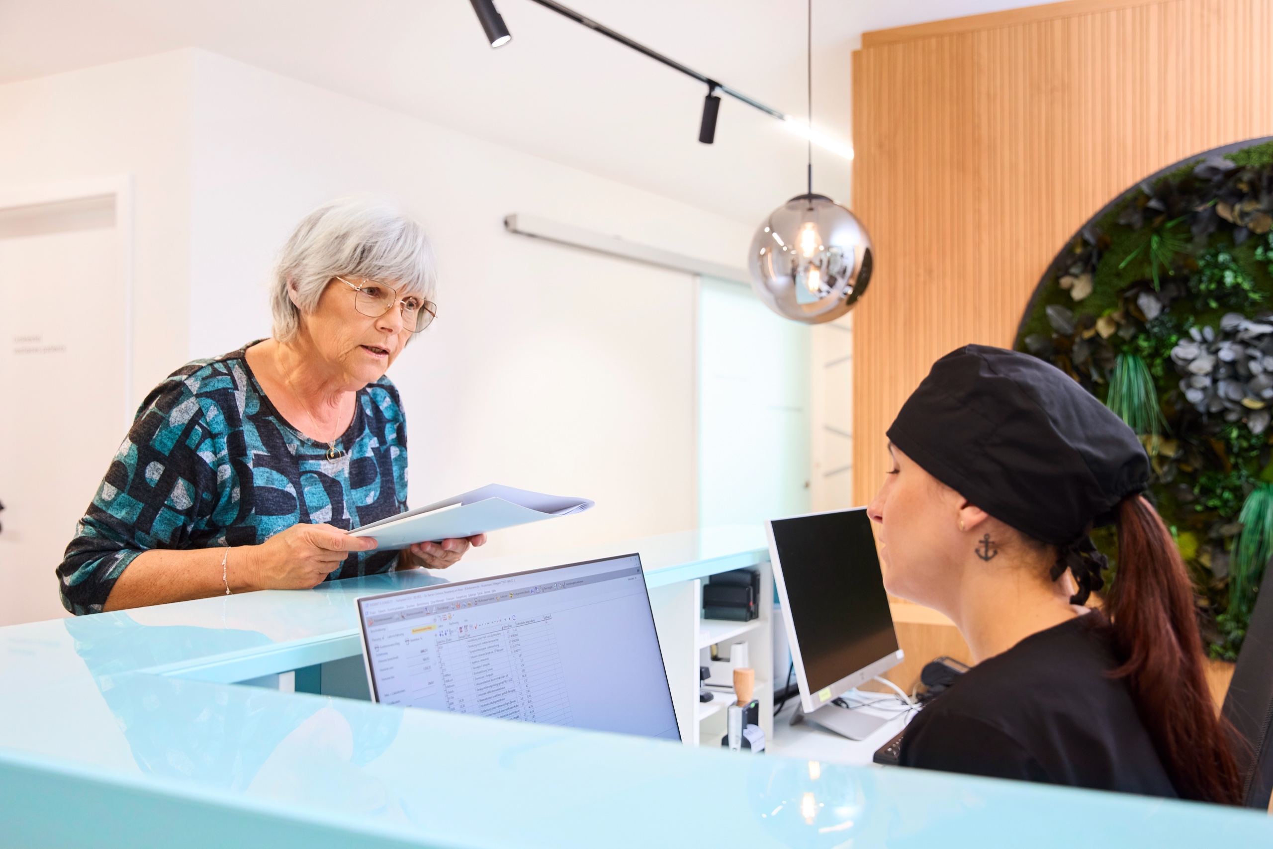 Eine Patientin am Empfang der Praxisklinik am Rhein