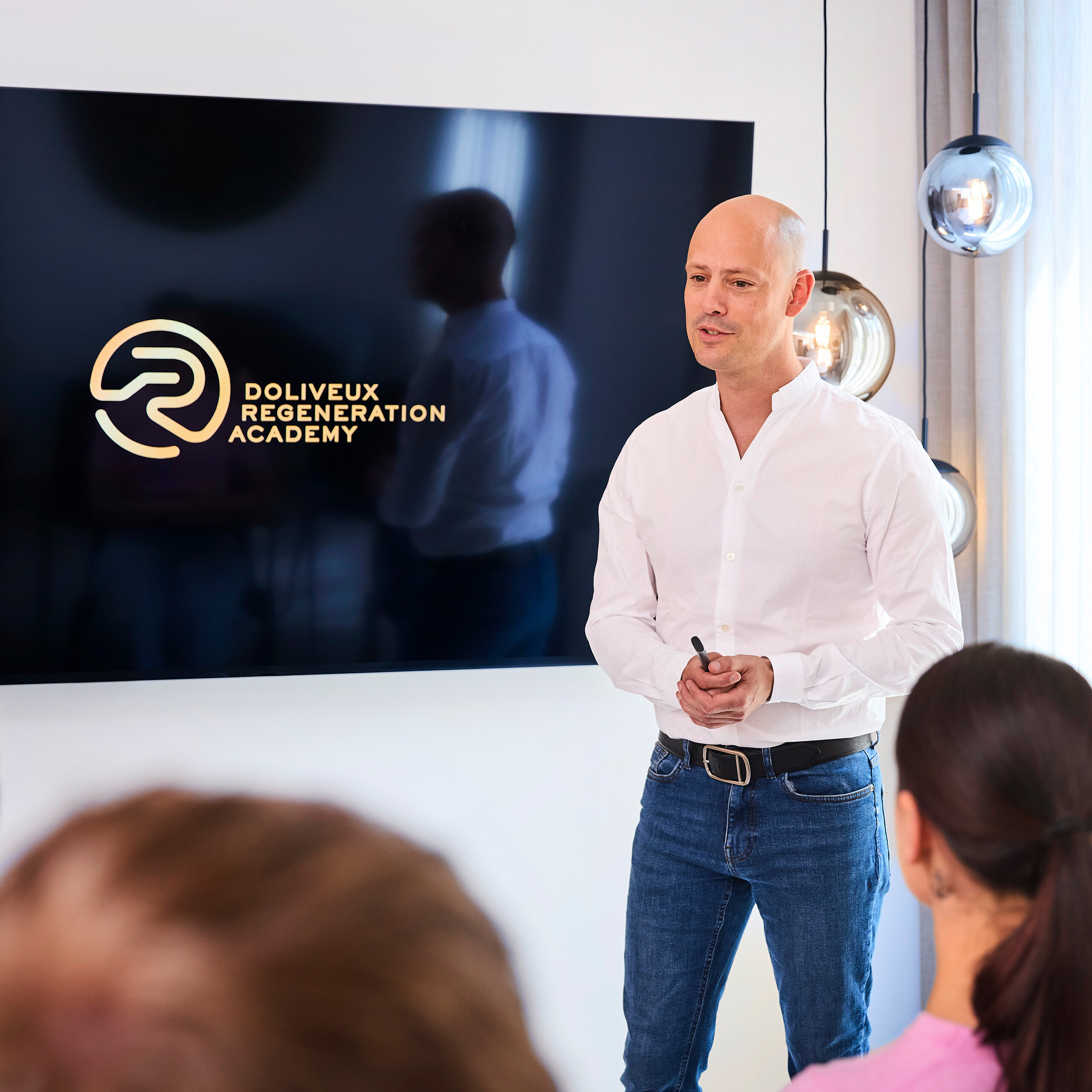 Dr. Romain Doliveux bei einem Fachvortrag der Doliveux Regeneration Academy
