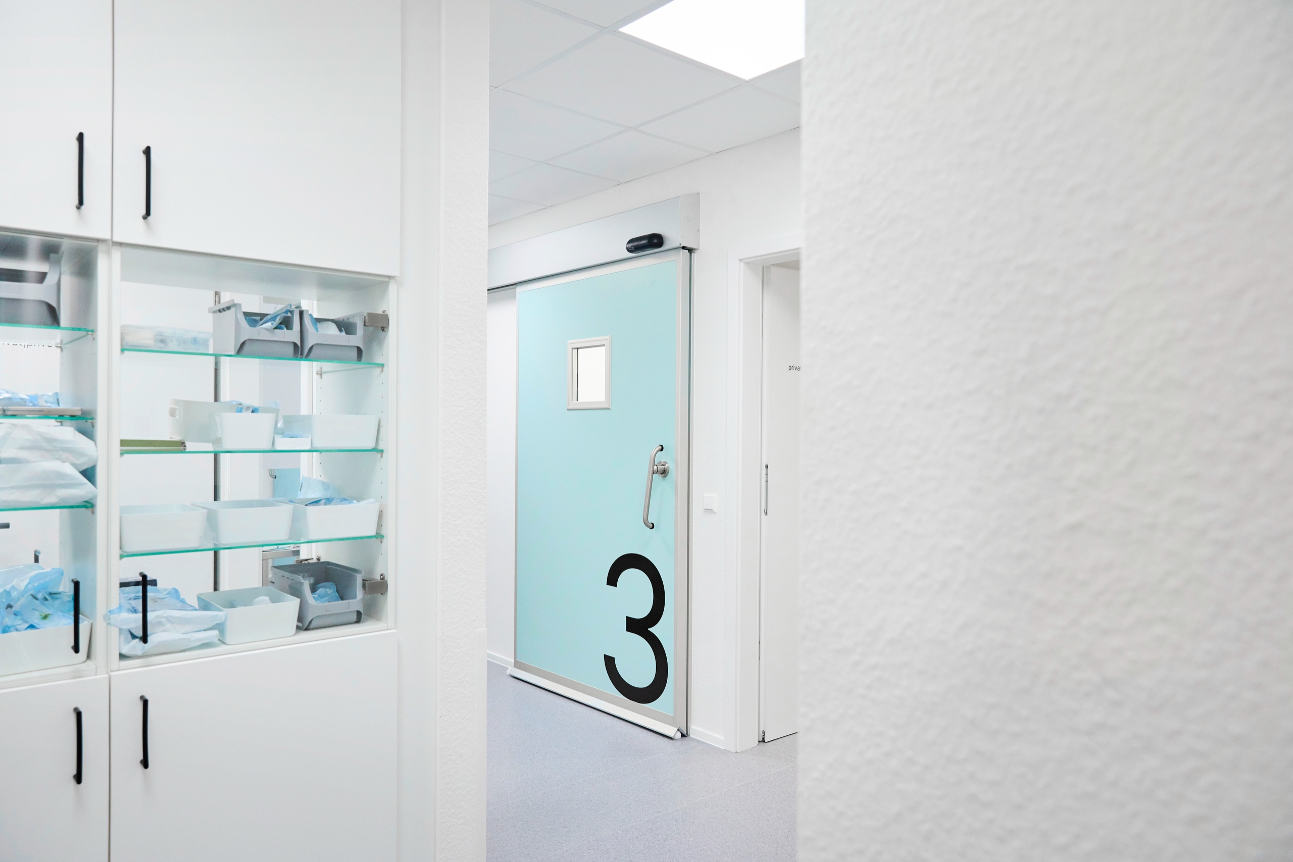 Materialschrank und Zugang zu Behandlungsraum 3 in der Praxisklinik am Rhein