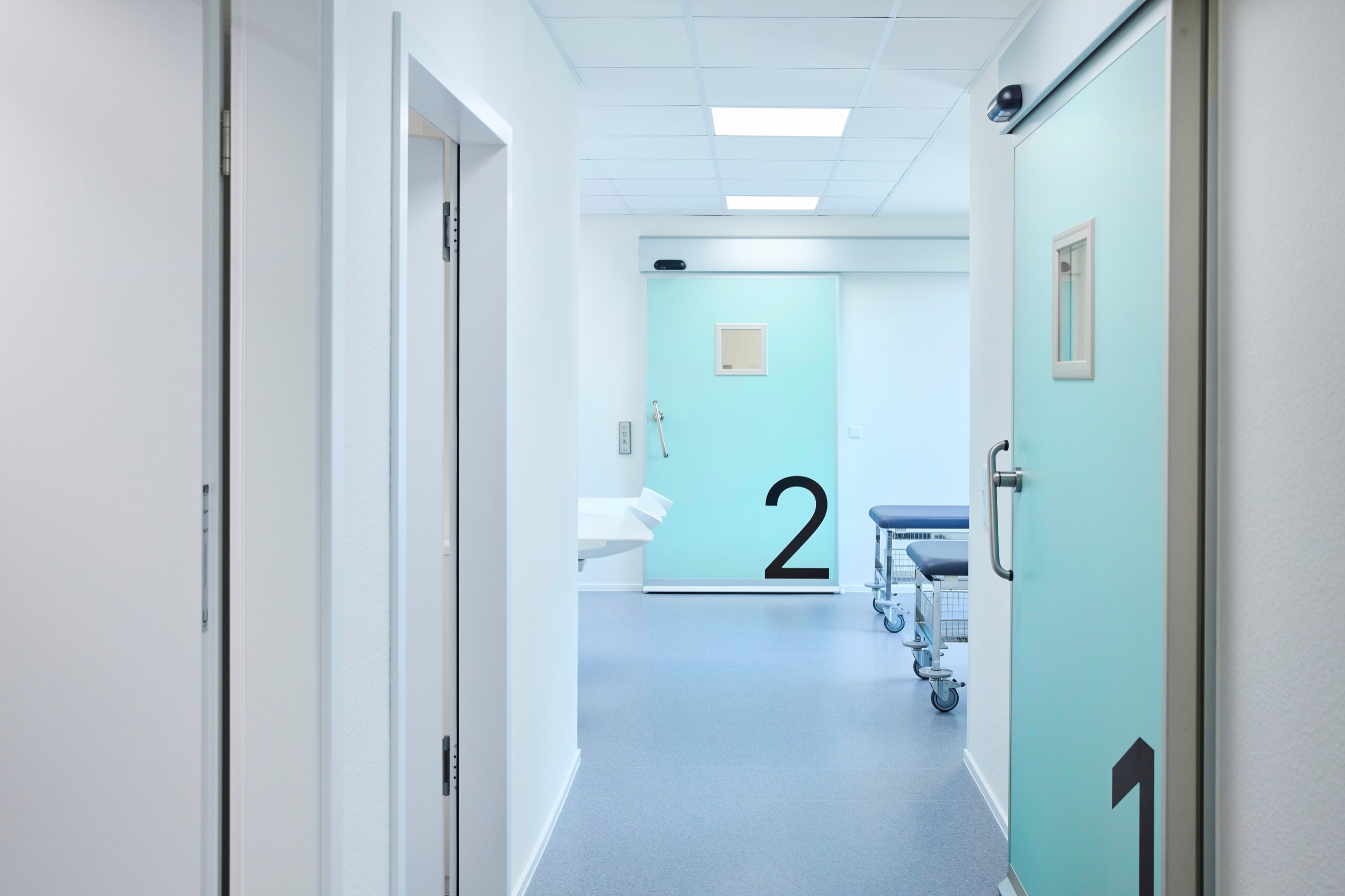 Flur mit den Behandlungsräumen 1 und 2 in der Praxisklinik am Rhein
