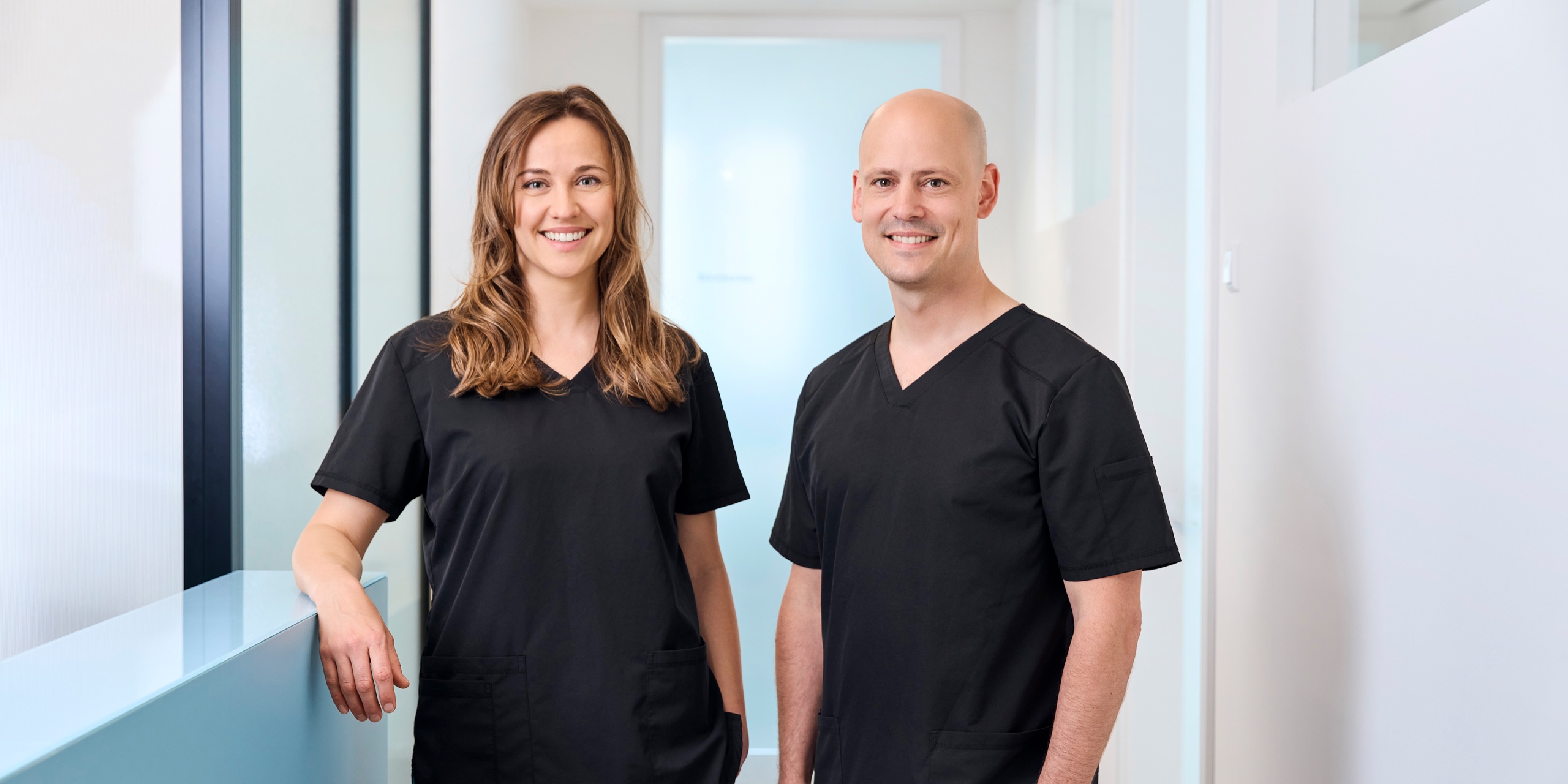 Amelie Hecht, Fachzahnärztin für Oralchirurgie, und Dr. Romain Doliveux, Fachzahnarzt für Oralchirurgie